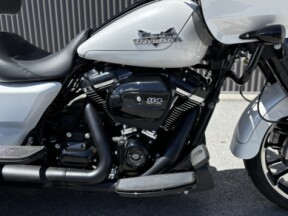 2025 Harley-Davidson® Road Glide® 3 White Onyx Pearl - Black Finish thumb 3