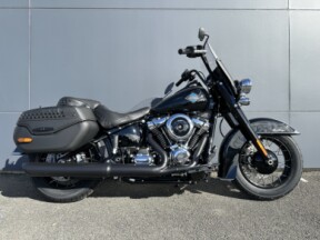2025 Harley-Davidson® Heritage Classic Vivid Black w/Laced Wheels thumb 3