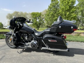2017 Harley-Davidson® Ultra Limited Low Vivid Black thumb 3