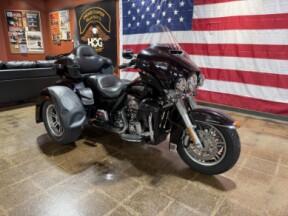 Harley-Davidson® Tri Glide® Ultra 2014 FLHTCUTG BLACKND CAYENNE W/ PINSTRIP thumb 2
