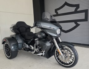 2026 Harley-Davidson® Street Glide 3 Limited Iron Horse Metallic Chrome Trim thumb 3