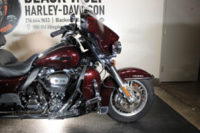 2022 Harley-Davidson® Tri Glide® Ultra FLHTCUTG thumb 2