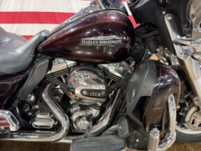 Harley-Davidson® Tri Glide® Ultra 2014 FLHTCUTG BLACKND CAYENNE W/ PINSTRIP thumb 0