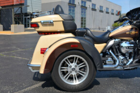 2014 Harley-Davidson® Tri Glide® Ultra Sand Pearl/ Canyon Brown Pearl thumb 0