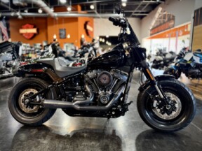 2018 Harley-Davidson® Fat Bob® Vivid Black thumb 3