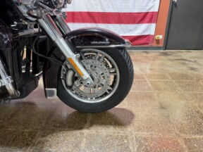 Harley-Davidson® Tri Glide® Ultra 2014 FLHTCUTG BLACKND CAYENNE W/ PINSTRIP thumb 1