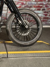 Harley-Davidson® Street Bob® 2019 FXBB BLACK W/PINSTRIPE thumb 1