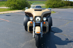 2014 Harley-Davidson® Tri Glide® Ultra Sand Pearl/ Canyon Brown Pearl thumb 3