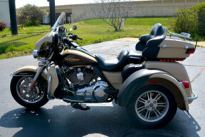 2014 Harley-Davidson® Tri Glide® Ultra Sand Pearl/ Canyon Brown Pearl thumb 2