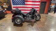 Harley-Davidson® Tri Glide® Ultra 2014 FLHTCUTG BLACKND CAYENNE W/ PINSTRIP