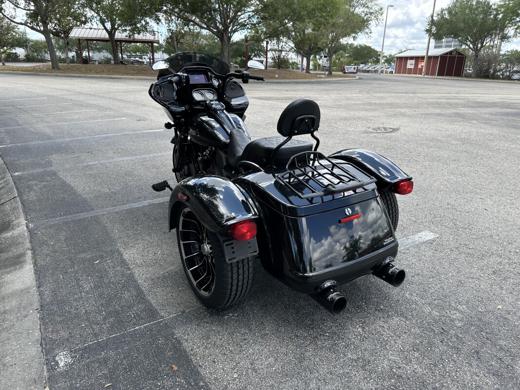 2023 Harley-Davidson® Freewheeler® Vivid Black, photo 6