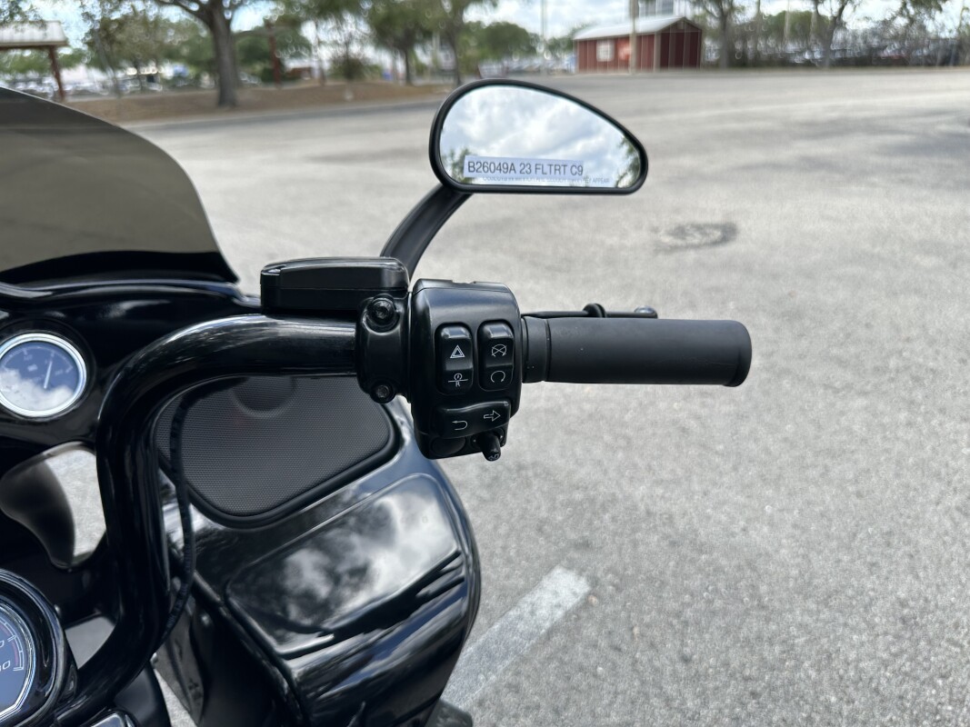 2023 Harley-Davidson® Freewheeler® Vivid Black, photo 11