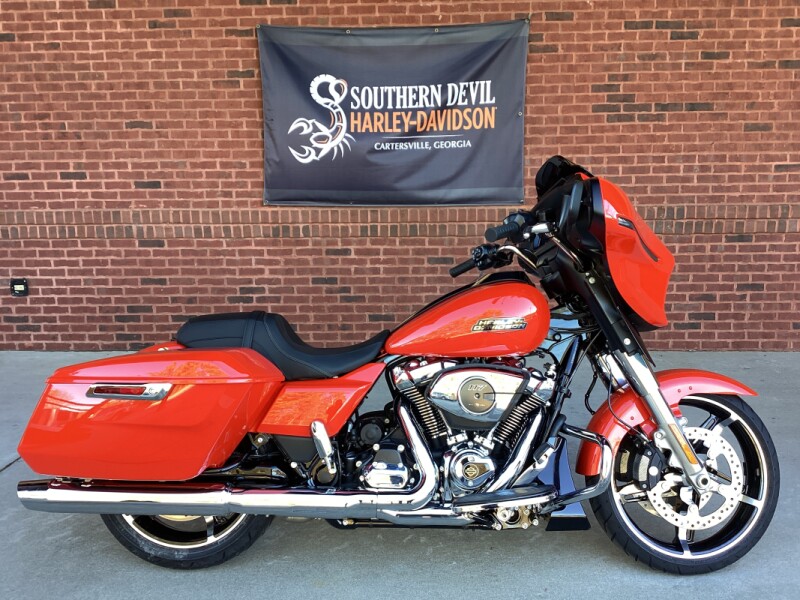 2026 Harley-Davidson® Street Glide® Blood Orange Chrome Trim