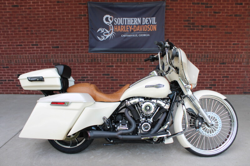 2022 Harley-Davidson® Street Glide® White Sand Pearl