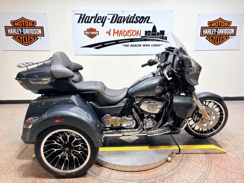 2026 FLHLT Harley-Davidson® Street Glide 3 Limited Iron Horse Metallic Chrome Trim