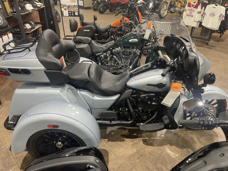 2025 Harley-Davidson® Tri Glide® Ultra ATLAS SLV MTLIC W/ PINSTRIP