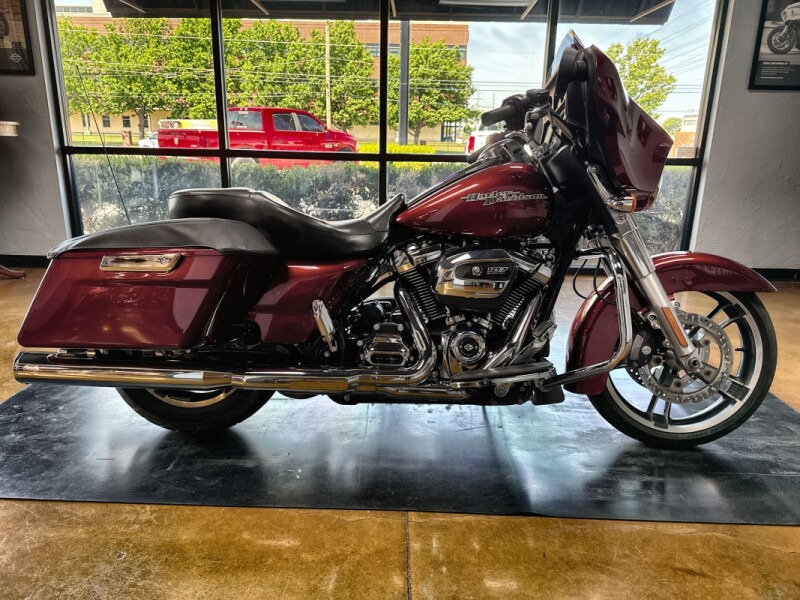 2017 Harley-Davidson® Street Glide® Velocity Red Sunglo