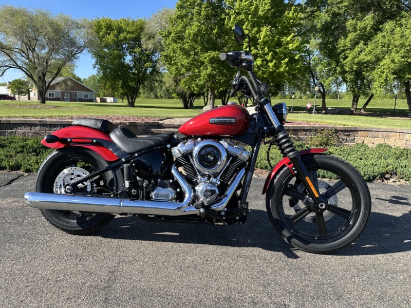 2026 Harley-Davidson® Street Bob® Brilliant Red Chrome Cast Wheels