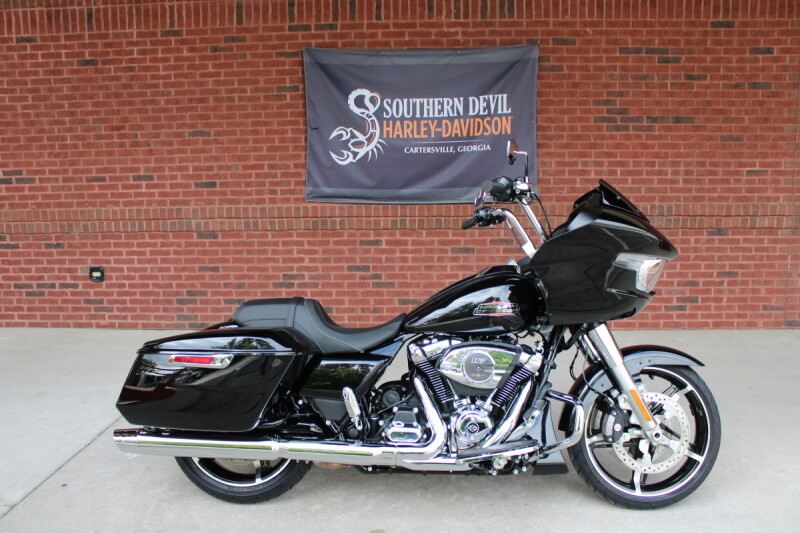 2026 Harley-Davidson® Road Glide® Vivid Black Chrome Trim