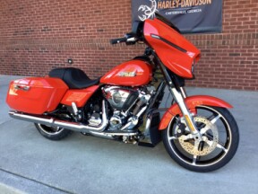 2026 Harley-Davidson® Street Glide® Blood Orange Chrome Trim thumb 3