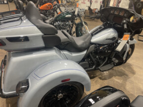 2025 Harley-Davidson® Tri Glide® Ultra ATLAS SLV MTLIC W/ PINSTRIP thumb 1