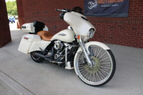2022 Harley-Davidson® Street Glide® White Sand Pearl thumb 3