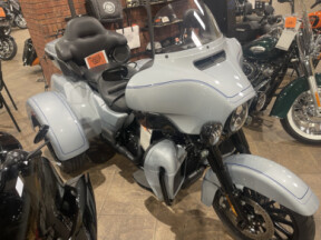 2025 Harley-Davidson® Tri Glide® Ultra ATLAS SLV MTLIC W/ PINSTRIP thumb 3
