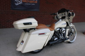 2022 Harley-Davidson® Street Glide® White Sand Pearl thumb 2