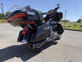 2017 Harley-Davidson® Ultra Limited Vivid Black thumb 2