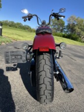 2026 Harley-Davidson® Street Bob® Brilliant Red Chrome Cast Wheels thumb 2
