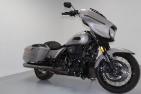 2024 Harley-Davidson® CVO™ Street Glide® Dark Platinum w/Pinstripe thumb 2