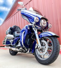 2016 Harley-Davidson® CVO™ Limited FLHTKSE thumb 2