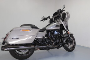 2024 Harley-Davidson® CVO™ Street Glide® Dark Platinum w/Pinstripe thumb 3
