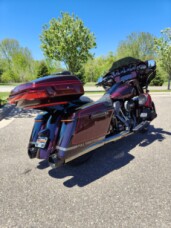2019 Harley-Davidson® CVO™ Street Glide® Black Forest & Wineberry thumb 3