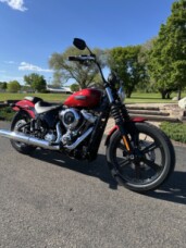 2026 Harley-Davidson® Street Bob® Brilliant Red Chrome Cast Wheels thumb 3