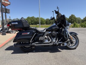 2017 Harley-Davidson® Ultra Limited Vivid Black thumb 3