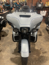 2025 Harley-Davidson® Tri Glide® Ultra ATLAS SLV MTLIC W/ PINSTRIP thumb 2