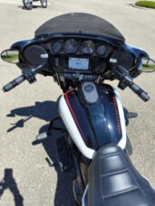 2021 Harley-Davidson® CVO™ Street Glide® Great White Pearl thumb 3