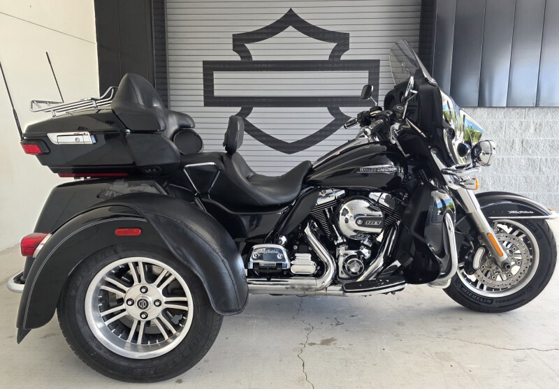 2014 Harley-Davidson® Tri Glide® Ultra Vivid Black Chrome Trim
