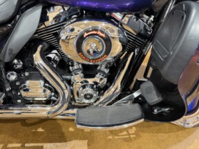 2010 Harley-Davidson® Electra Glide® Ultra Limited Two-Tone Black Ice/Blue Ice thumb 2