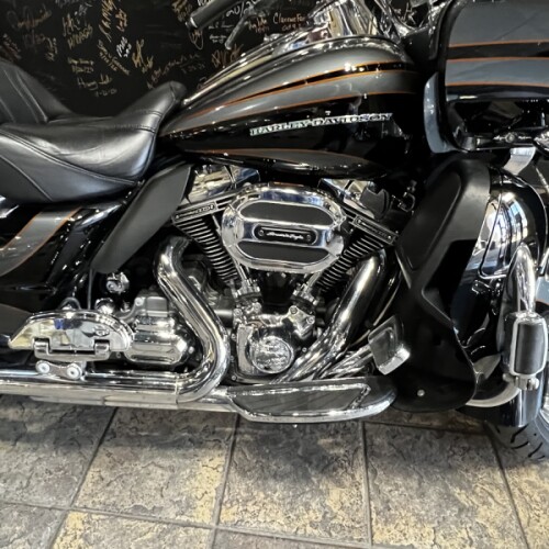 2016 Harley-Davidson® CVO™ Road Glide® Ultra FLTRUSE thumb 0