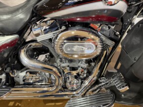 2006 Harley-Davidson® Screamin’ Eagle Ultra Classic Electra Glide Two-Tone Black Candy Crimson and C thumb 2