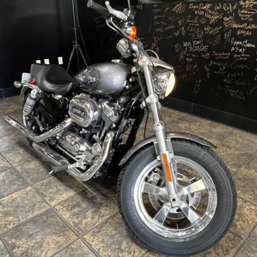 2016 Harley-Davidson® 1200 Custom XL1200C thumb 2