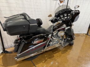 2006 Harley-Davidson® Screamin’ Eagle Ultra Classic Electra Glide Two-Tone Black Candy Crimson and C thumb 3