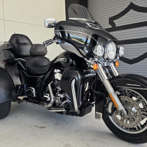2014 Harley-Davidson® Tri Glide® Ultra Vivid Black Chrome Trim thumb 3