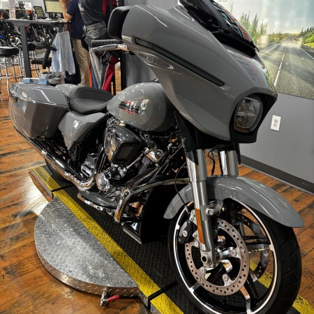2026 Harley-Davidson® Street Glide® DRK BILIARD GRY thumb 2