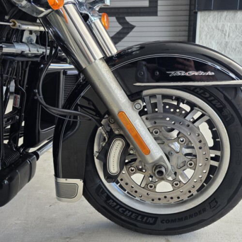 2014 Harley-Davidson® Tri Glide® Ultra Vivid Black Chrome Trim thumb 1