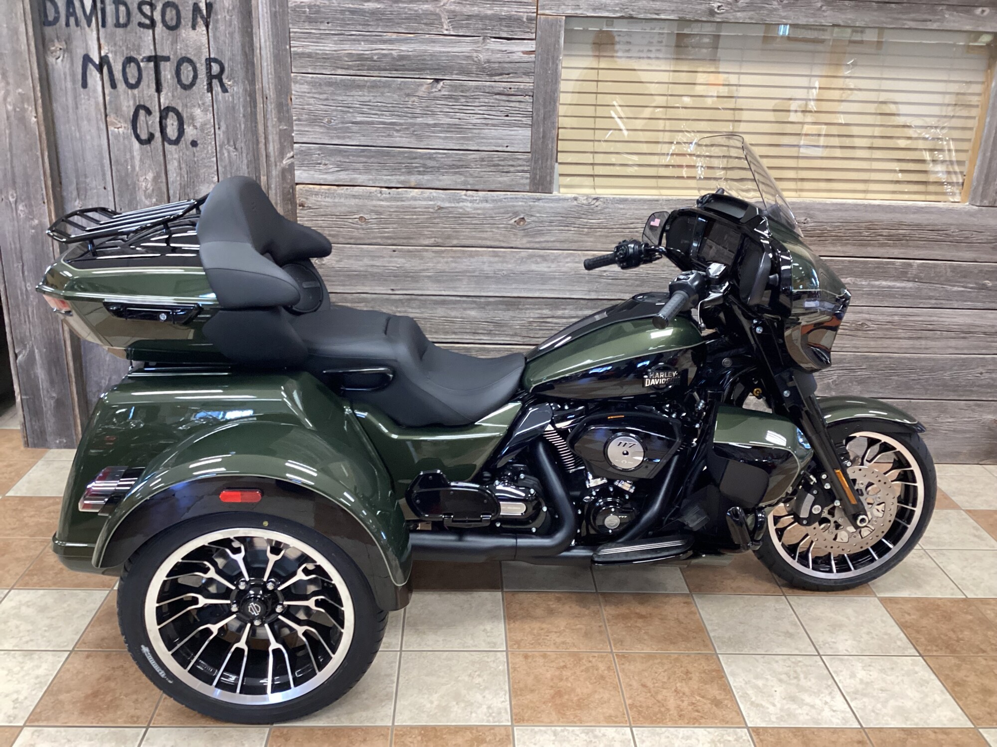 2026 Harley-Davidson® Street Glide 3 Limited Olive Steel Metallic / Vivid Black Chrome Trim