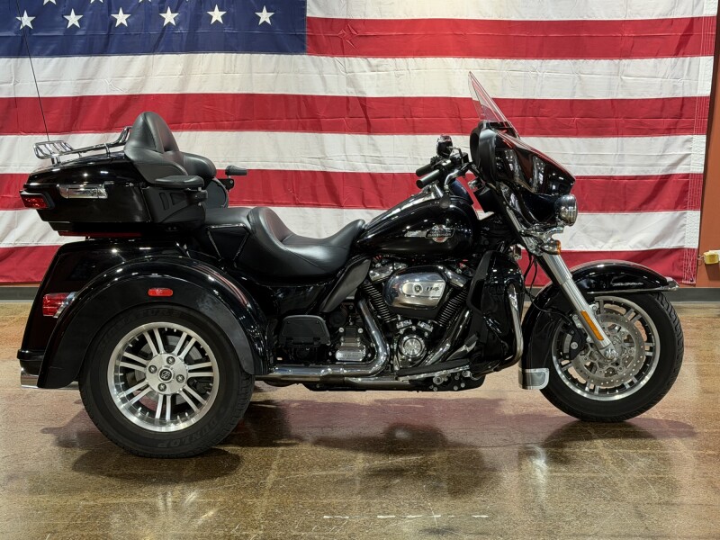 Harley-Davidson® Tri Glide™ Ultra 2024 FLHTCUTG VIVID BLACK W/ PINSTRIPE