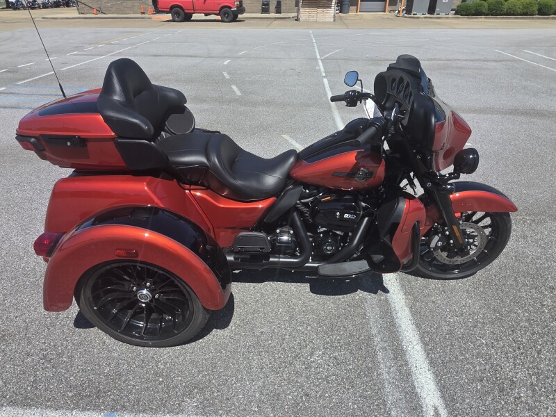 2025 Harley-Davidson® Tri Glide® Ultra WHISKY FIRE/BLK W/ PINSTRIPE